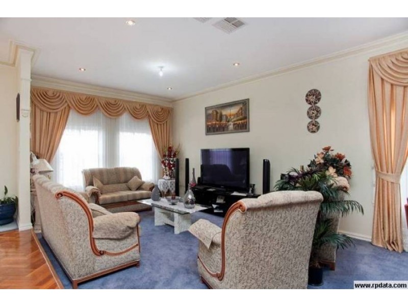 8 Hunter Avenue, Roxburgh Park VIC 3064