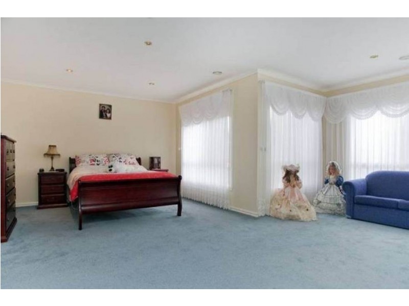 8 Hunter Avenue, Roxburgh Park VIC 3064