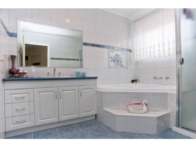 8 Hunter Avenue, Roxburgh Park VIC 3064