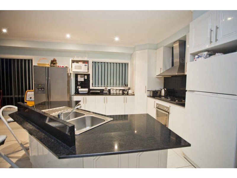 18 Bickerton Way, Roxburgh Park VIC 3064