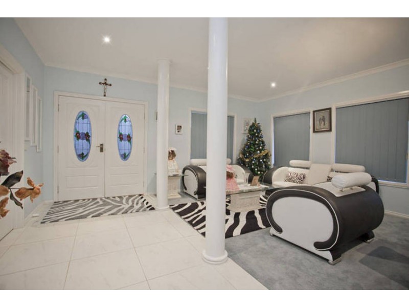 18 Bickerton Way, Roxburgh Park VIC 3064