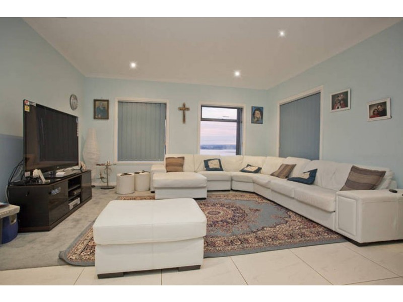 18 Bickerton Way, Roxburgh Park VIC 3064