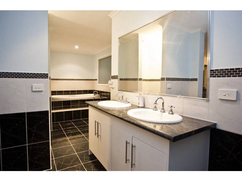 18 Bickerton Way, Roxburgh Park VIC 3064