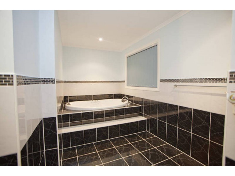 18 Bickerton Way, Roxburgh Park VIC 3064