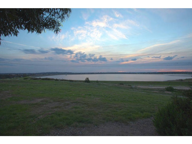 18 Bickerton Way, Roxburgh Park VIC 3064