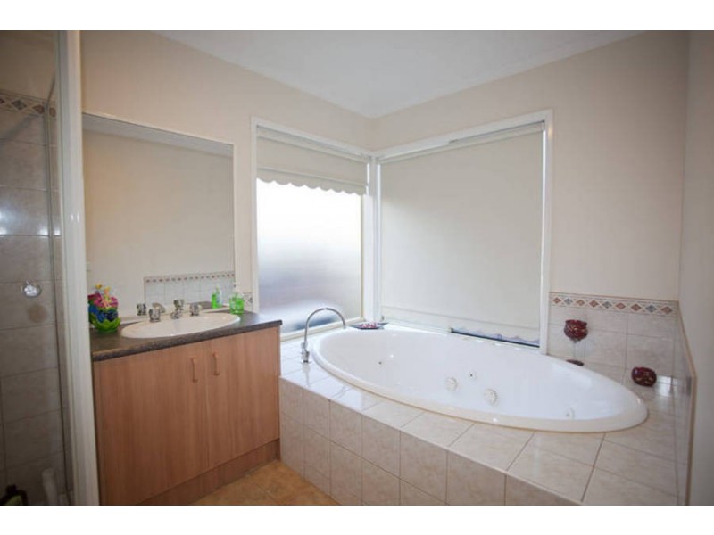 10 Boyden Square, Roxburgh Park VIC 3064