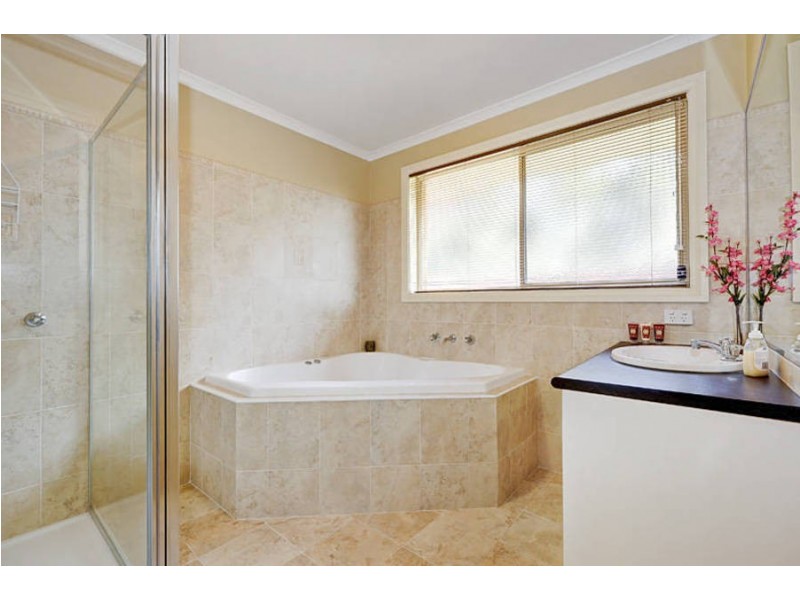 8 Harmony Court, Roxburgh Park VIC 3064