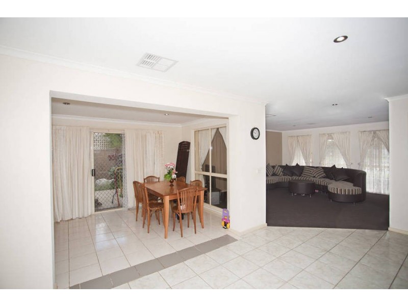 67 Rossiter Avenue, Roxburgh Park VIC 3064