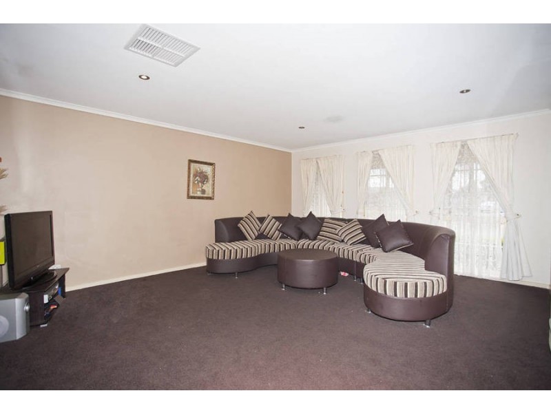 67 Rossiter Avenue, Roxburgh Park VIC 3064