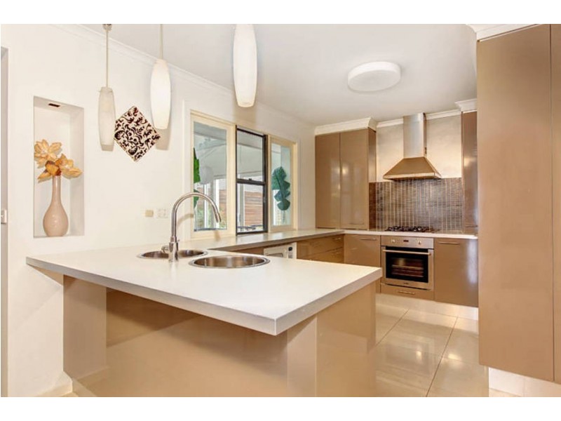 6 Norton Place, Roxburgh Park VIC 3064