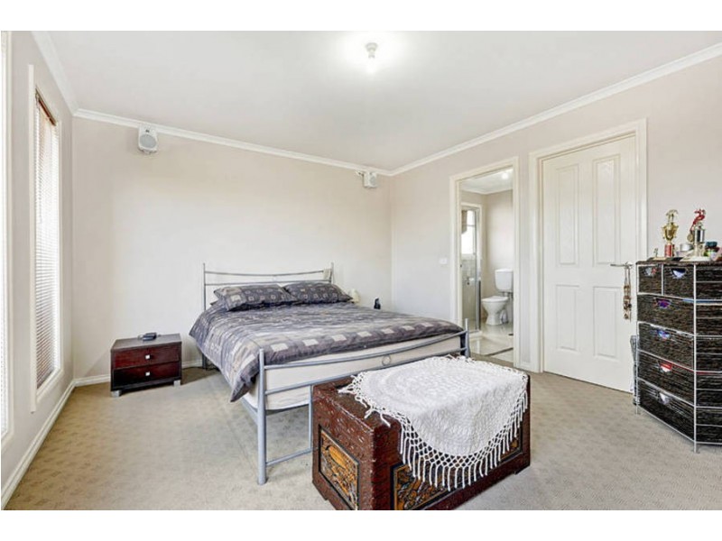 5 Bentley Avenue, Roxburgh Park VIC 3064