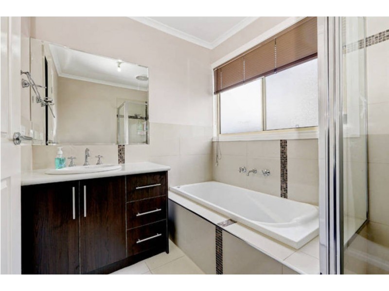 5 Bentley Avenue, Roxburgh Park VIC 3064