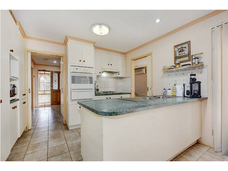 6 Wintle Close, Roxburgh Park VIC 3064