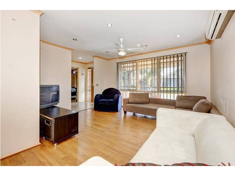 6 Wintle Close, Roxburgh Park VIC 3064