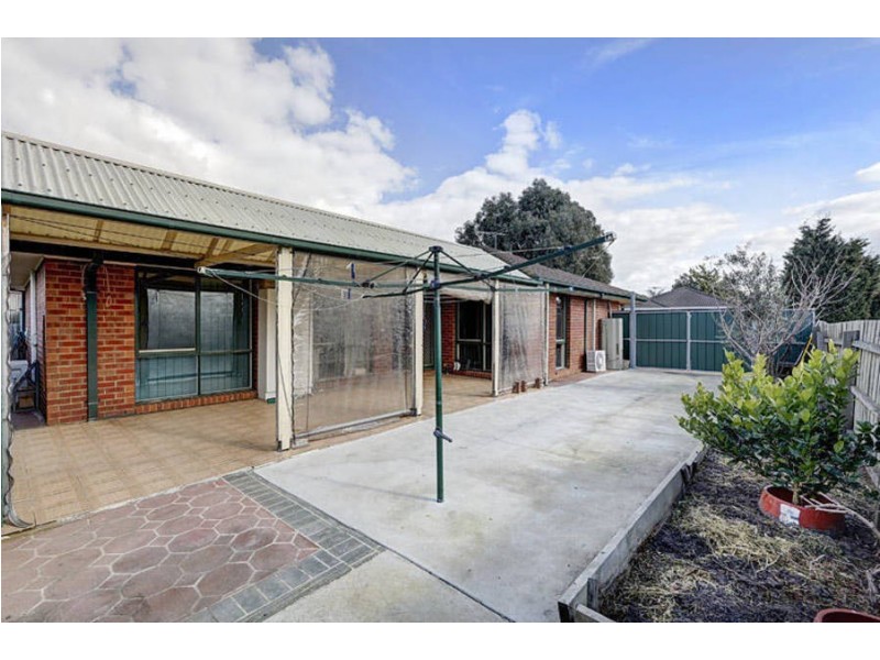 6 Wintle Close, Roxburgh Park VIC 3064