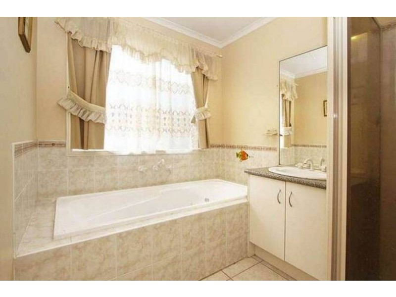 32 Salween Crescent, Roxburgh Park VIC 3064