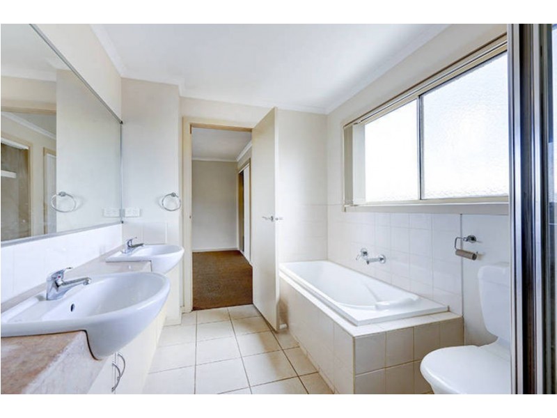 2/32 Papworth Place, Meadow Heights VIC 3048