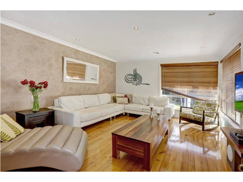 11 McKenzie Crescent, Roxburgh Park VIC 3064