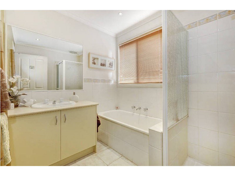 11 McKenzie Crescent, Roxburgh Park VIC 3064