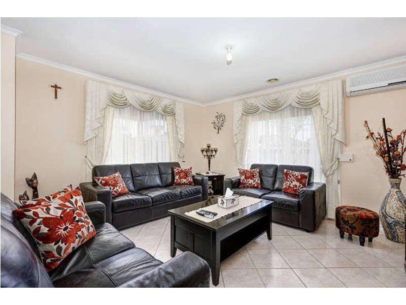 4 Edgewood Road, Roxburgh Park VIC 3064