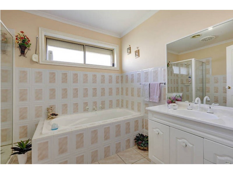 4 Edgewood Road, Roxburgh Park VIC 3064