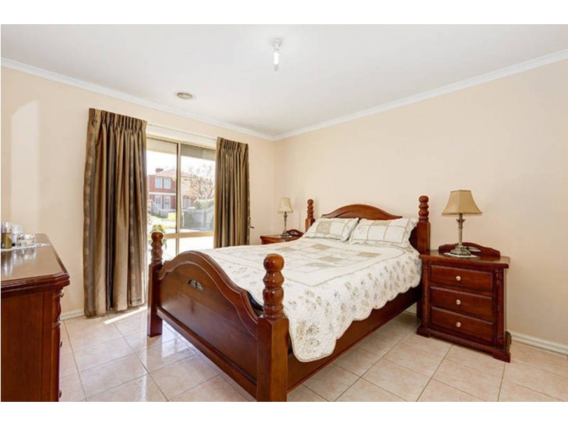 4 Edgewood Road, Roxburgh Park VIC 3064