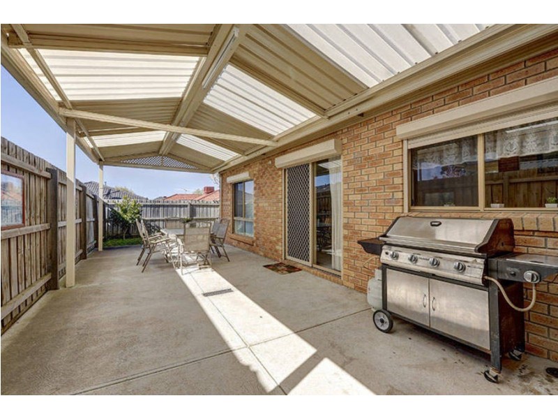 4 Edgewood Road, Roxburgh Park VIC 3064