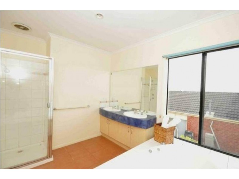 38 Mackellar Drive, Roxburgh Park VIC 3064