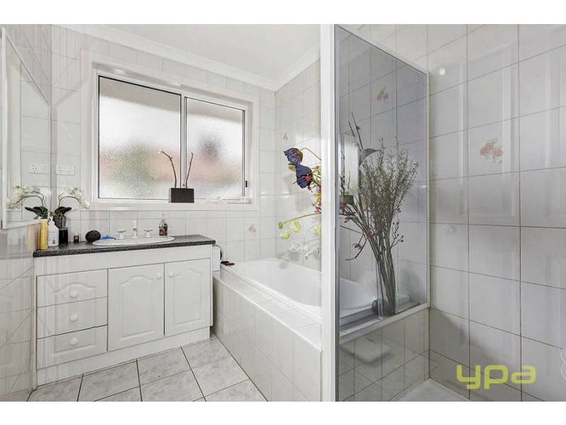 1 Truscott Avenue, Roxburgh Park VIC 3064