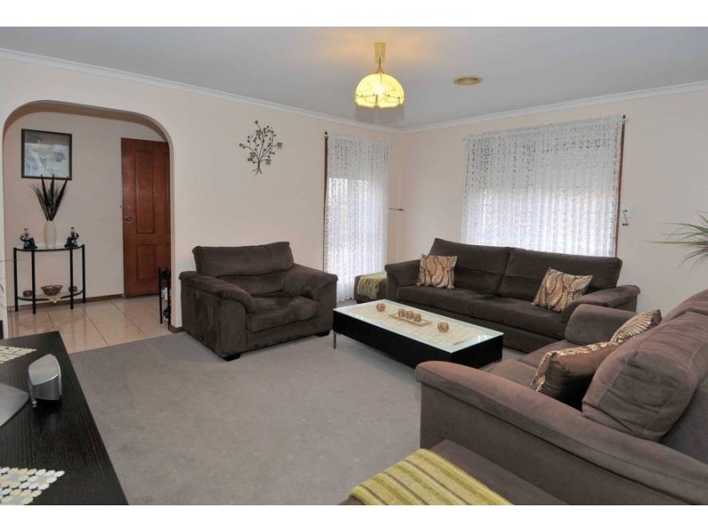 55 Bicentennial Crescent, Meadow Heights VIC 3048