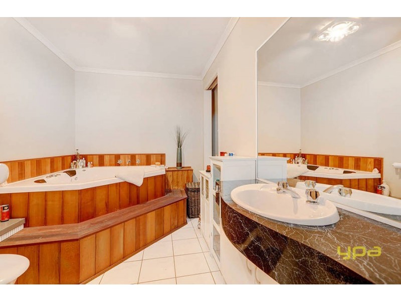 6 Volantis Crescent, Roxburgh Park VIC 3064