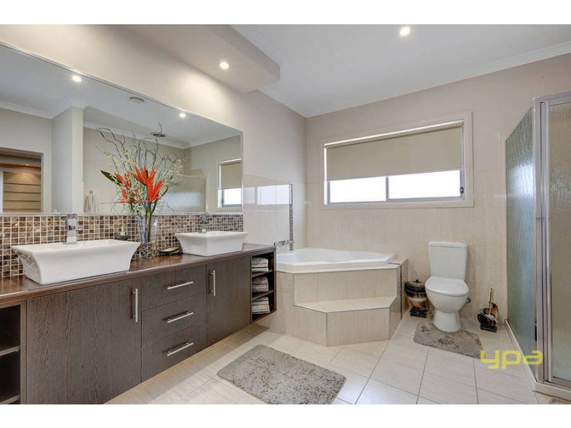 32 Santa Cruz Blvd, Roxburgh Park VIC 3064