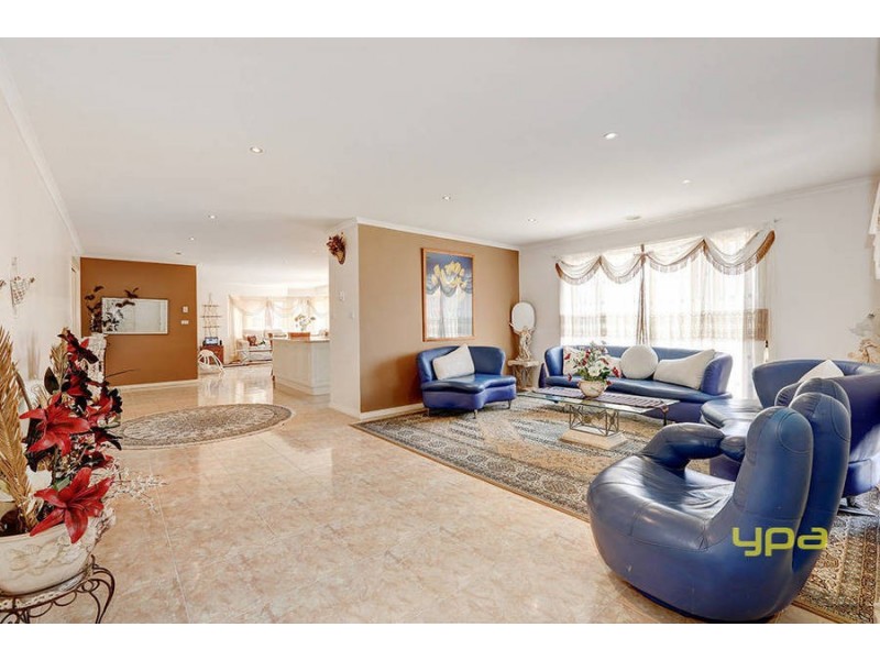 5 Colchester Circuit, Roxburgh Park VIC 3064
