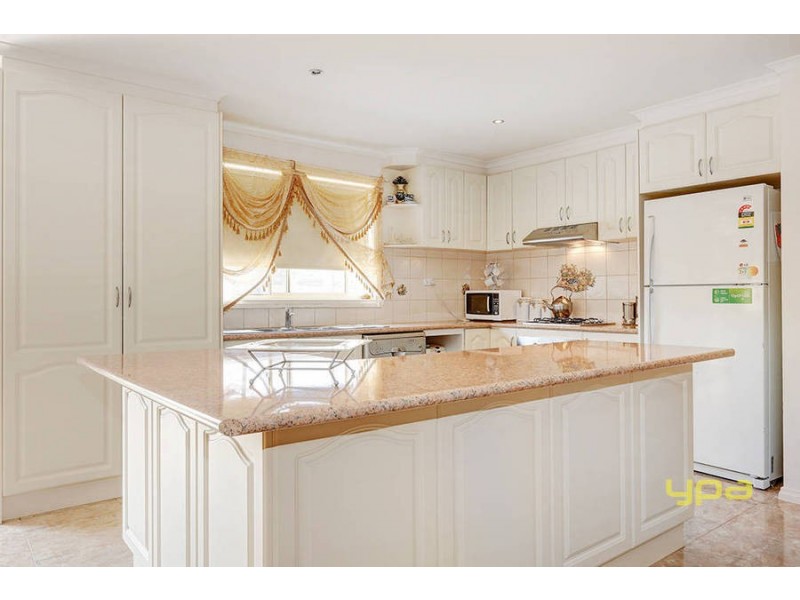 5 Colchester Circuit, Roxburgh Park VIC 3064