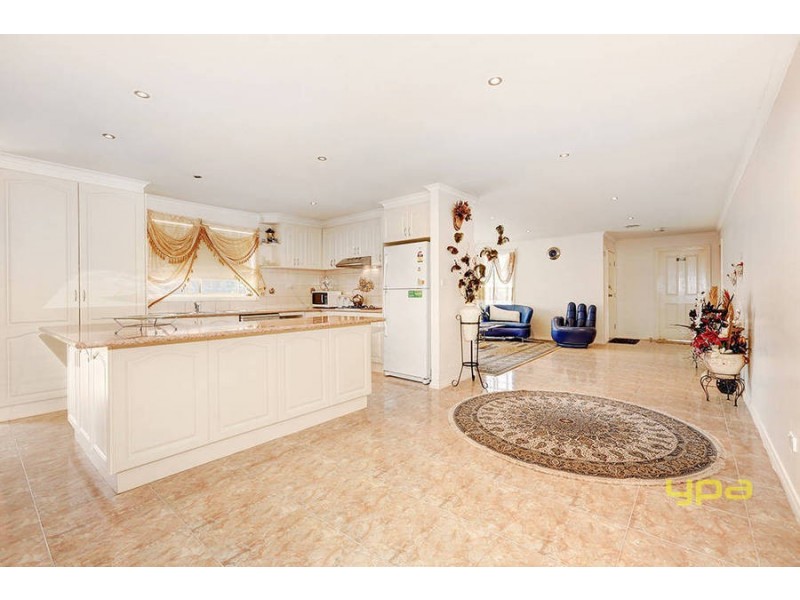 5 Colchester Circuit, Roxburgh Park VIC 3064