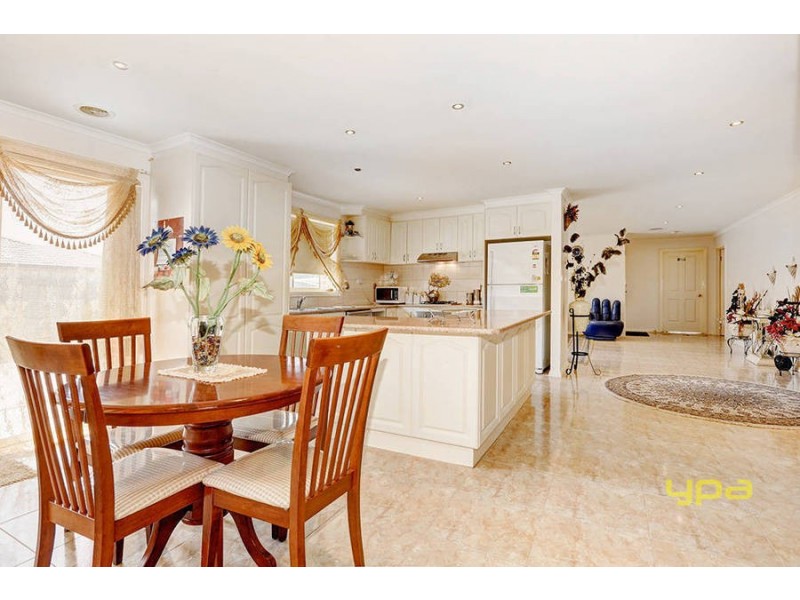 5 Colchester Circuit, Roxburgh Park VIC 3064