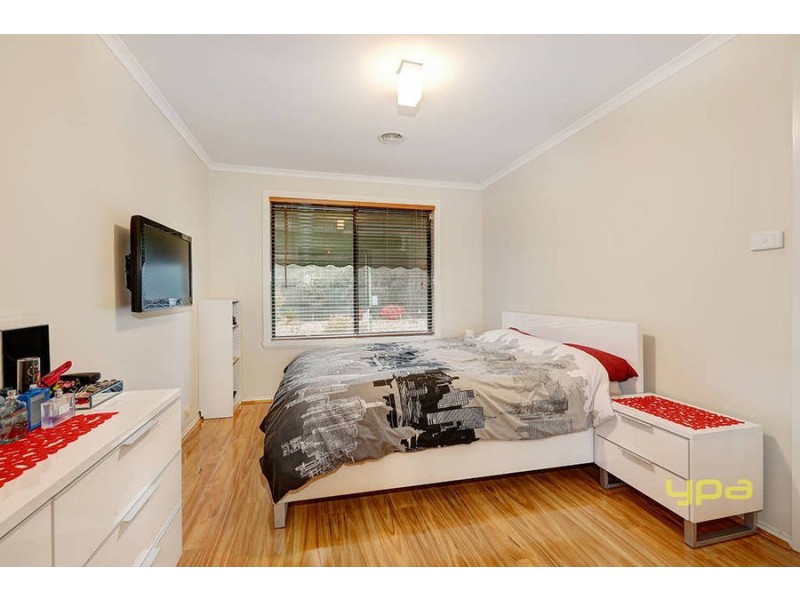 24 Rutherford Way, Roxburgh Park VIC 3064