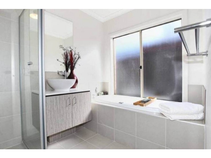 62 Biltmore Crescent, Roxburgh Park VIC 3064