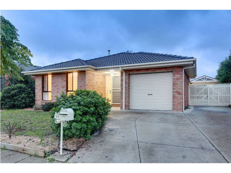 27 McKeown Crescent, Roxburgh Park VIC 3064