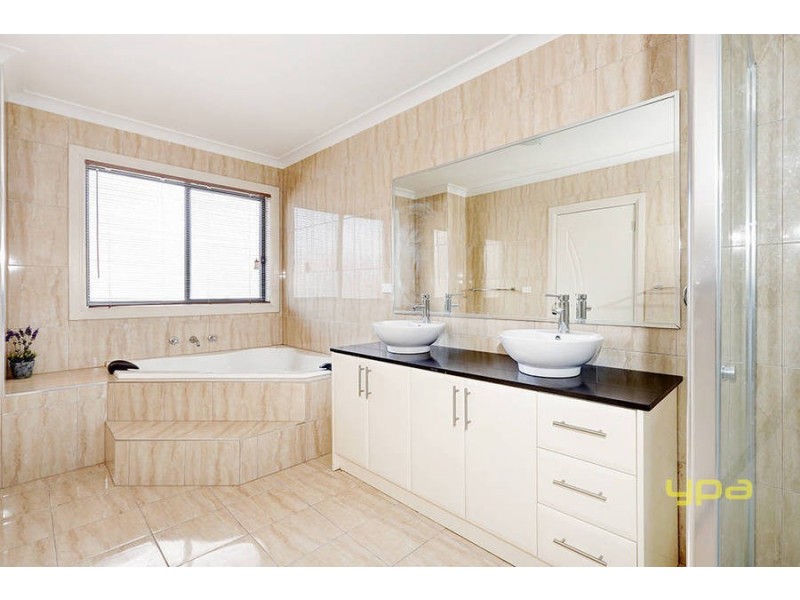 24 Wild Crescent, Roxburgh Park VIC 3064