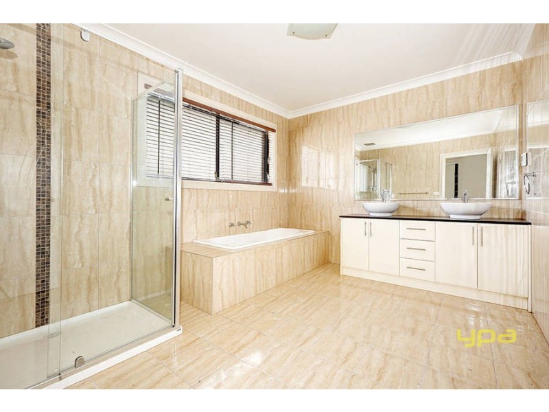 24 Wild Crescent, Roxburgh Park VIC 3064