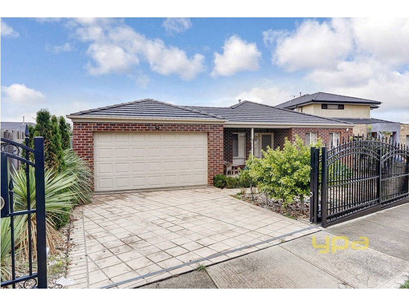 18 Lockwood Drive, Roxburgh Park VIC 3064