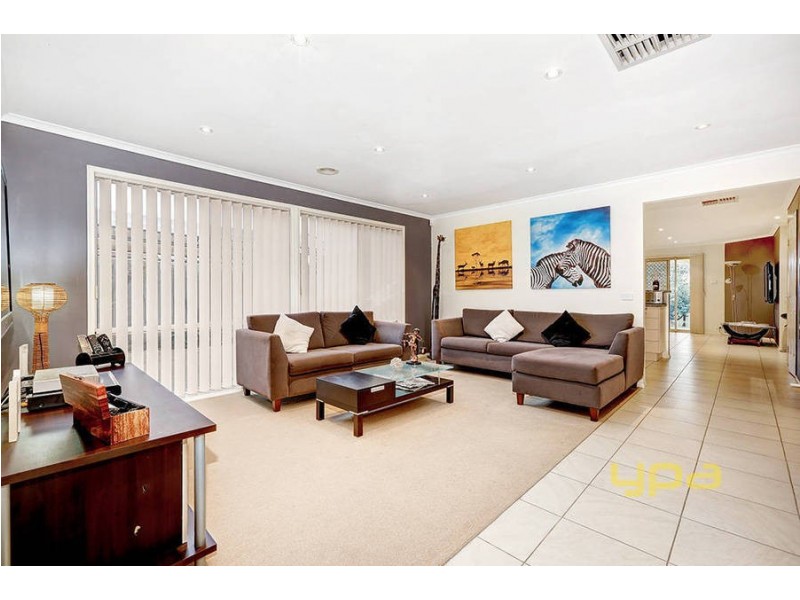 18 Lockwood Drive, Roxburgh Park VIC 3064