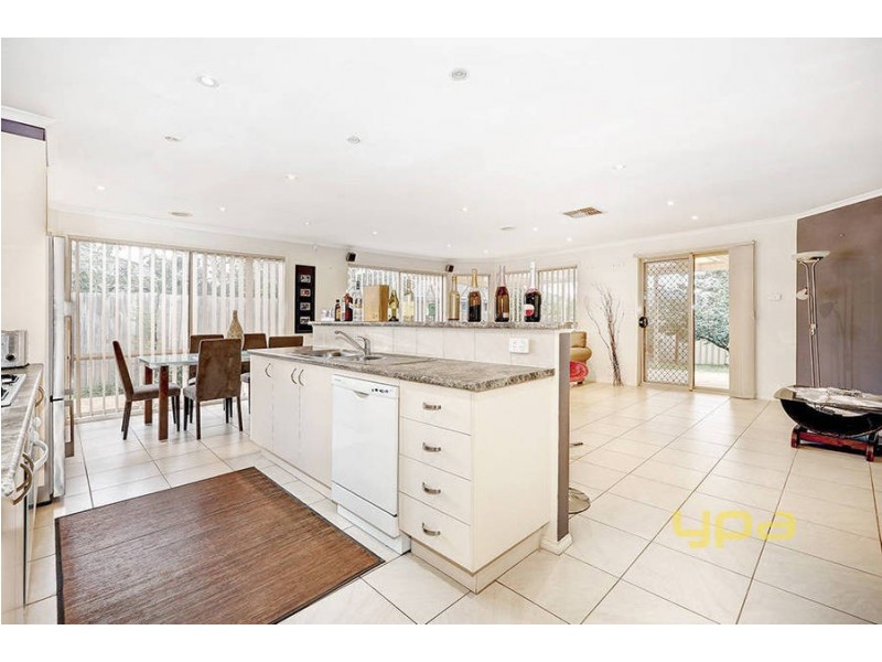 18 Lockwood Drive, Roxburgh Park VIC 3064