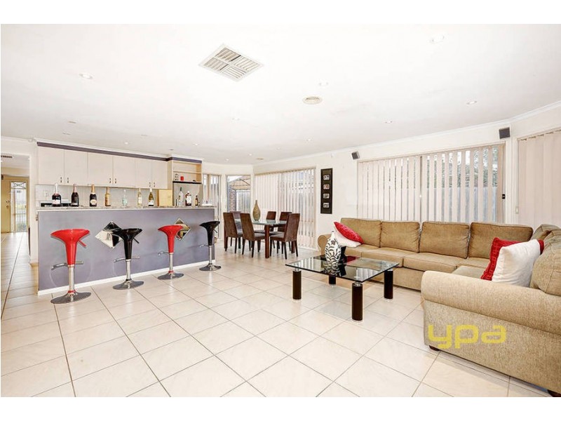 18 Lockwood Drive, Roxburgh Park VIC 3064