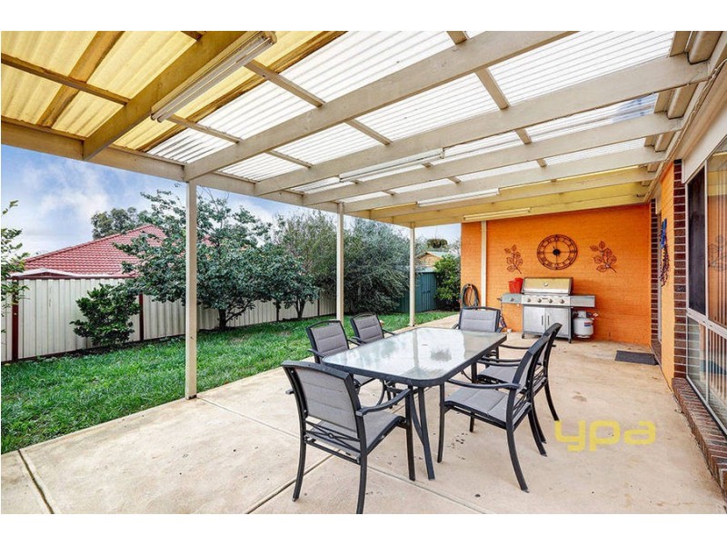 18 Lockwood Drive, Roxburgh Park VIC 3064