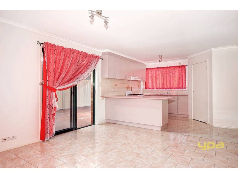 6 Johnson Bowl, Meadow Heights VIC 3048