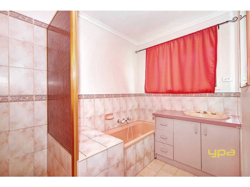 6 Johnson Bowl, Meadow Heights VIC 3048