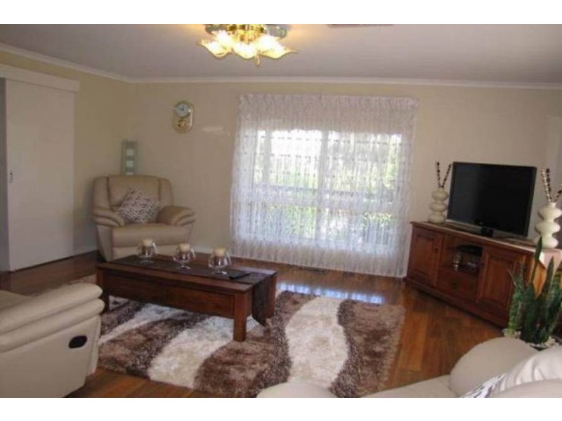 24 Bicentennial Crescent, Meadow Heights VIC 3048