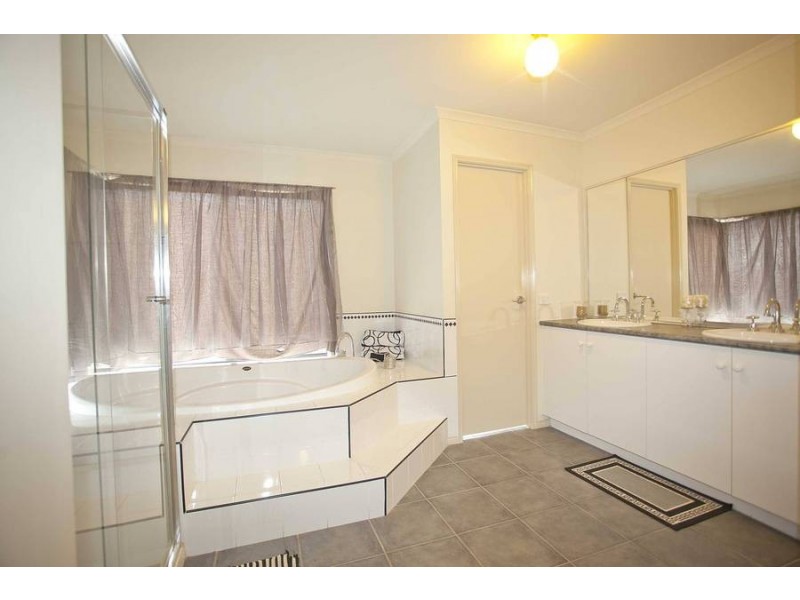 13 Inverie Court, Greenvale VIC 3059